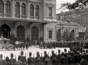 Il corteo funebre davanti alla Stazione di Trieste