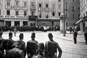 "Dietro le quinte" del corteo funebre.