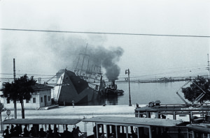 Le rive di Trieste dopo il bombardamento del 10 giugno 1944 in una immagine di Francesco Penco (tratta da "Una fiammata di arance" di Diana De Rosa)